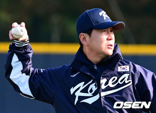 [OSEN=고양, 지형준 기자] 류지현 감독이 이끄는 야구대표팀이 2일 고양국가대표야구훈련장에서 소집, 첫 훈련을 진행했다.대표팀은 2일과 3일 고양국가대표야구훈련장에서 훈련을 진행하며, 4일부터는 서울 고척스카이돔으로 장소를 옮겨 12일출국 전까지 훈련한다.2025 NAVER K-BASEBALL SERIES는 오는8일과 9일고척스카이돔에서 열리는 체코 대표팀과의 2경기로 시작되며15일과 16일 양일에 걸쳐 도쿄돔에서 일본 대표팀과의 2경기가 예정되어 있다.야구대표팀 류지현 감독이 훈련을 돕고 있다. 2025.11.02 /jpnews@osen.co.kr