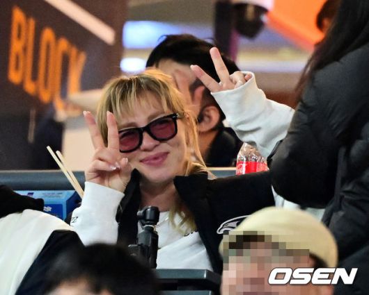 [OSEN=대전, 지형준 기자] 29일 대전시 중구 부사동 대전한화생명볼파크에서 2025 신한 SOL Bank KBO리그 포스트시즌 한국시리즈 3차전 한화 이글스와 LG 트윈스의 경기가 진행됐다.이날 경기에 한화는 폰세를, LG는 손주영을 선발투수로 내세웠다. 한화 폰세의 아내가 팬들의 사진 요청에 응하고 있다. 2025.10.29 /jpnews@osen.co.kr