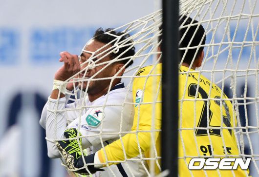 [OSEN= 수원종합운동장, 조은정 기자]2일 수원종합운동장에서 하나은행 K리그1 2025 35라운드(파이널B 2라운드) 수원FC와  대구FC의 경기가 열렸다.홈팀 수원FC는 승점 38(10승 8무 16패) 10위, 원정팀 대구는 승점 28(6승 10무 18패)로 최하위 12위를 기록 중이다.전반 대구FC 지오바니가 슛이 들어가지 않자 아쉬워하고 있다. 2025.11.02 /cej@osen.co.kr