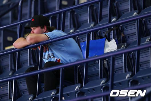 [사진] 토론토 팬이 월드시리즈 7차전 종료 후 아쉬운 표정으로 그라운드를 보고 있다. ⓒGettyimages(무단전재 및 재배포 금지)