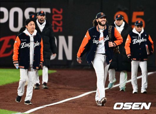 [OSEN=대전, 지형준 기자] 경기에 앞서 한화 폰세가 미소를 지으며 불펜에서 덕아웃으로 이동하고 있다. 2025.10.29 /jpnews@osen.co.kr