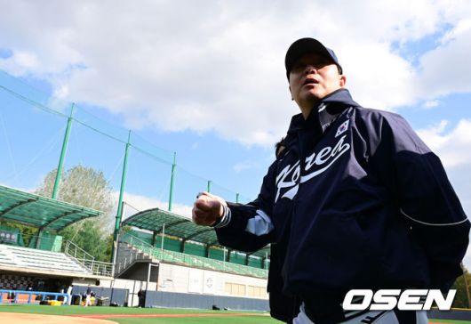 [OSEN=고양, 지형준 기자] 류지현 감독이 이끄는 야구대표팀이 2일 고양국가대표야구훈련장에서 소집, 첫 훈련을 진행했다.대표팀은 2일과 3일 고양국가대표야구훈련장에서 훈련을 진행하며, 4일부터는 서울 고척스카이돔으로 장소를 옮겨 12일출국 전까지 훈련한다.2025 NAVER K-BASEBALL SERIES는 오는8일과 9일고척스카이돔에서 열리는 체코 대표팀과의 2경기로 시작되며15일과 16일 양일에 걸쳐 도쿄돔에서 일본 대표팀과의 2경기가 예정되어 있다.야구대표팀 류지현 감독이 훈련을 준비하고 있다. 2025.11.02 /jpnews@osen.co.kr