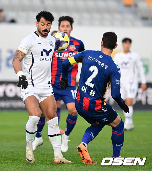 [OSEN= 수원종합운동장, 조은정 기자]2일 수원종합운동장에서 하나은행 K리그1 2025 35라운드(파이널B 2라운드) 수원FC와  대구FC의 경기가 열렸다.홈팀 수원FC는 승점 38(10승 8무 16패) 10위, 원정팀 대구는 승점 28(6승 10무 18패)로 최하위 12위를 기록 중이다.전반 대구FC 세징야의 패스가 수원FC 이용에게 막히고 있다. 2025.11.02 /cej@osen.co.kr