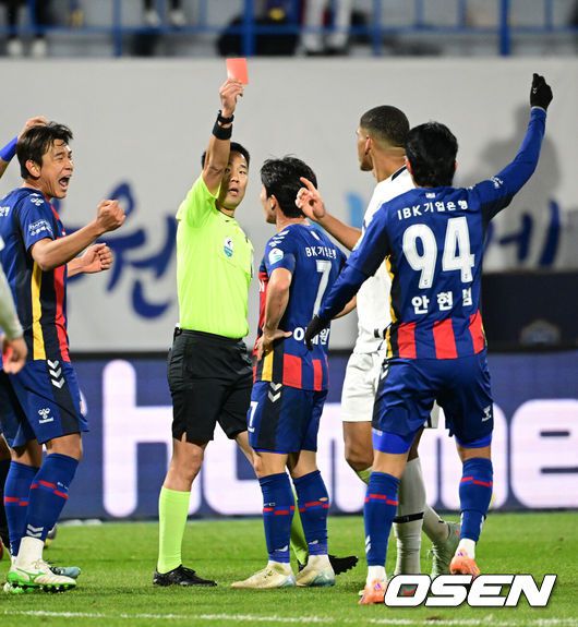 [OSEN=수원종합운동장, 조은정 기자]2일 수원종합운동장에서 하나은행 K리그1 2025 35라운드(파이널B 2라운드) 수원FC와  대구FC의 경기가 열렸다.홈팀 수원FC는 승점 38(10승 8무 16패) 10위, 원정팀 대구는 승점 28(6승 10무 18패)로 최하위 12위를 기록 중이다.후반 대구FC 카이오가 퇴장당하고 있다. 2025.11.02 /cej@osen.co.kr