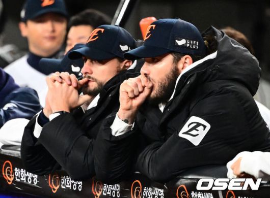 [OSEN=대전, 지형준 기자] 31일 대전 한화생명볼파크에서 2025 신한 SOL Bank KBO리그 포스트시즌 한국시리즈 5차전 한화 이글스와 LG 트윈스의 경기가 열렸다.이날 경기에 한화는 문동주를, LG는 톨허스트를 선발투수로 내세웠다. 7회말 한화 와이스, 폰세가 경기를 지켜보고 있다. 2025.10.31 /jpnews@osen.co.kr