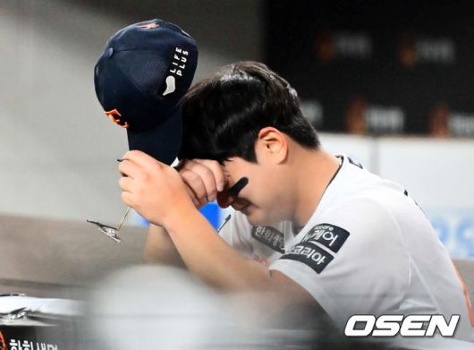 [OSEN=대전, 지형준 기자] 프로야구 한화 이글스가 극적인 역전승으로 반격에 성공했다.한화는 29일 대전 한화생명볼파크에서 열린 2025 신한 SOL뱅크 KBO 한국시리즈 3차전 LG 트윈스와의 경기에서 7-3 역전승을 거뒀다. 1차전과 2차전을 모두 내준 한화는 이날 승리로 시리즈 전적 1승 2패 추격을 시작했다.경기를 마치고 한화 김서현이 더그아웃에서 눈물을 흘리고 있다. 2025.10.29 /jpnews@osen.co.kr