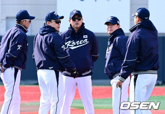 [OSEN=고양, 지형준 기자] 류지현 감독이 이끄는 야구대표팀이 2일 고양국가대표야구훈련장에서 소집, 첫 훈련을 진행했다.대표팀은 2일과 3일 고양국가대표야구훈련장에서 훈련을 진행하며, 4일부터는 서울 고척스카이돔으로 장소를 옮겨 12일출국 전까지 훈련한다.2025 NAVER K-BASEBALL SERIES는 오는8일과 9일고척스카이돔에서 열리는 체코 대표팀과의 2경기로 시작되며15일과 16일 양일에 걸쳐 도쿄돔에서 일본 대표팀과의 2경기가 예정되어 있다.야구대표팀 류지현 감독을 비롯한 코칭스태프가 훈련을 준비하고 있다. 2025.11.02 /jpnews@osen.co.kr