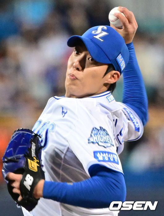 [OSEN=대구, 조은정 기자]22일 대구 삼성라이온즈파크에서 2025 신한 SOL Bank KBO리그 포스트시즌 플레이오프 4차전 삼성 라이온즈와 한화 이글스의 경기가 열렸다.홈팀 삼성은 원태인, 방문팀 한화는 정우주를 선발로 내세웠다.1회초 삼성 원태인이 역투하고 있다. 2025.10.22 /cej@osen.co.kr