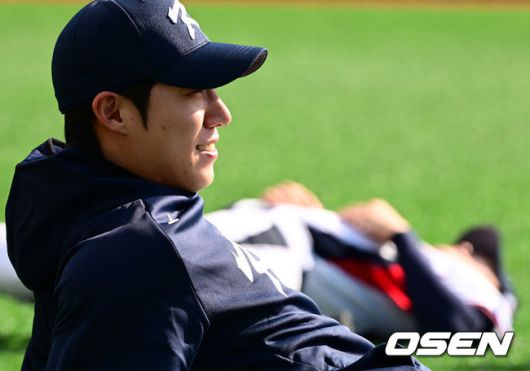 [OSEN=고양, 지형준 기자] 류지현 감독이 이끄는 야구대표팀이 2일 고양국가대표야구훈련장에서 소집, 첫 훈련을 진행했다.대표팀은 2일과 3일 고양국가대표야구훈련장에서 훈련을 진행하며, 4일부터는 서울 고척스카이돔으로 장소를 옮겨 12일출국 전까지 훈련한다.2025 NAVER K-BASEBALL SERIES는 오는8일과 9일고척스카이돔에서 열리는 체코 대표팀과의 2경기로 시작되며15일과 16일 양일에 걸쳐 도쿄돔에서 일본 대표팀과의 2경기가 예정되어 있다.야구대표팀 원태인이 스트레칭을 하며 몸을 풀고 있다. 2025.11.02 /jpnews@osen.co.kr