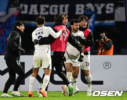 [OSEN=수원종합운동장, 조은정 기자]대구FC의 생존 도전은 아직 끝나지 않았다. 대구FC가 끝까지 포기하지 않는 투혼으로 귀중한 승점 1점을 챙겼다.대구FC는 2일 오후 4시 30분수원종합운동장에서 열린하나은행 K리그1 2025 35라운드(파이널B)에서 수원FC와1-1로 비겼다.후반 대구FC 에드가 동점골 때 코너킥을 찬 세징야가 기뻐하고 있다. 2025.11.02 /cej@osen.co.kr