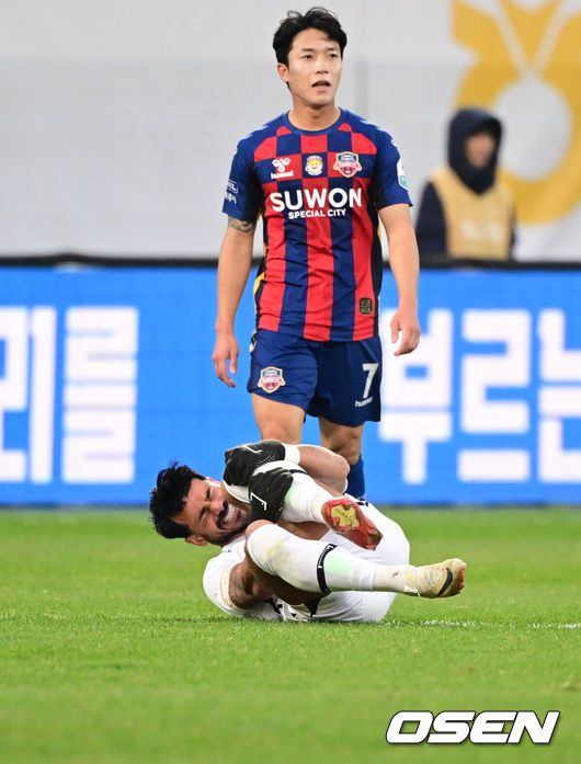 [OSEN= 수원종합운동장, 조은정 기자]2일 수원종합운동장에서 하나은행 K리그1 2025 35라운드(파이널B 2라운드) 수원FC와  대구FC의 경기가 열렸다.홈팀 수원FC는 승점 38(10승 8무 16패) 10위, 원정팀 대구는 승점 28(6승 10무 18패)로 최하위 12위를 기록 중이다.후반 대구FC 세징야가 파울에 고통스러워하고 있다. 2025.11.02 /cej@osen.co.kr