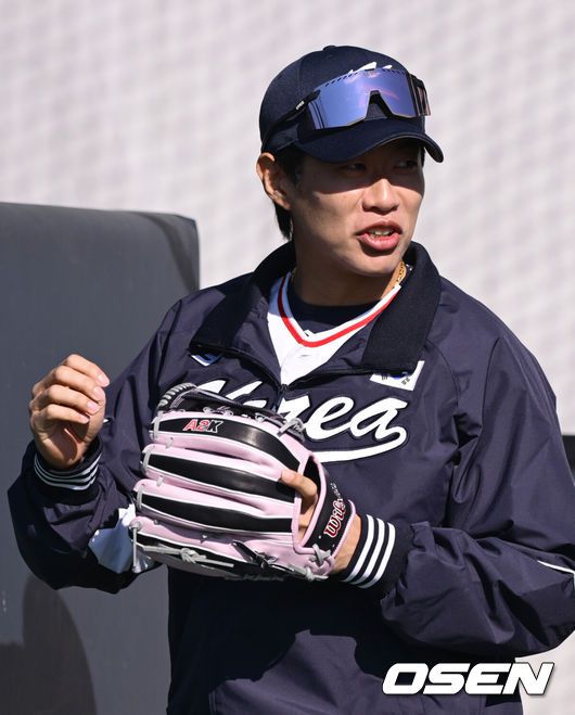 [OSEN=고양, 조은정 기자]류지현 감독이 이끄는 야구 대표팀이 3일 고양국가대표야구훈련장에서 훈련을 진행했다.대표팀은 4일부터 서울 고척스카이돔으로 장소를 옮겨 12일출국 전까지 훈련한다. 2025 NAVER K-BASEBALL SERIES는 오는8일과 9일고척스카이돔에서 열리는 체코 대표팀과의 2경기로 시작되며15일과 16일 양일에 걸쳐 도쿄돔에서 일본 대표팀과의 2경기가 예정되어 있다.야구 대표팀 송성문이 훈련을 위해 그라운드에 들어서고 있다. 2025.11.03 /cej@osen.co.kr