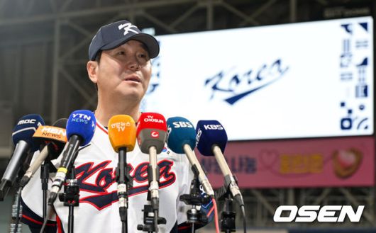 [OSEN=고척, 조은정 기자]류지현 감독이 이끄는 야구 대표팀이 4일 고척스카이돔에서 훈련을 진행했다.대표팀은 오는8일과 9일고척스카이돔에서 열리는 2025 K-베이스볼 시리즈 체코 대표팀과의 2경기를 시작으로15일과 16일 양일에 걸쳐 도쿄돔에서 일본 대표팀과 2경기를 치른다.야구 대표팀 류지현 감독이 취재진과 인터뷰를 하고 있다. 2025.11.04 /cej@osen.co.kr