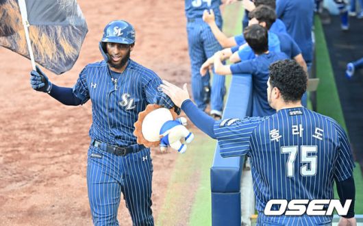 [OSEN=대구, 이석우 기자] 삼성 디아즈가 3회말 2사 2루 역전 우월 2점 홈런을 치고 후라도와 하이파이브를 하고 있다. 2025.07.20 / foto0307@osen.co.kr