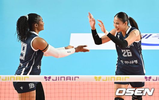 [OSEN=김천, 이석우 기자] 5일 김천실내체육관에서 진에어 2025-2026시즌 V리그 여자부 한국도로공사와 정관장의 경기가 열렸다. '쿠바 특급' 실바와 득점왕 경쟁을 펼치고 있는 '카메룬 괴물' 모마가 얼마나 많은 득점을 보여줄지 기대된다.한국도로공사 타나차가 득점에 성공하고 모마와 기쁨을 나누고 있다. 2025.11.05 / foto0307@osen.co.kr