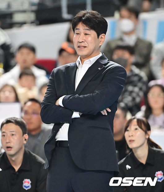 [OSEN=김천, 이석우 기자] 5일 김천실내체육관에서 진에어 2025-2026시즌 V리그 여자부 한국도로공사와 정관장의 경기가 열렸다. '쿠바 특급' 실바와 득점왕 경쟁을 펼치고 있는 '카메룬 괴물' 모마가 얼마나 많은 득점을 보여줄지 기대된다.한국도로공사 김종민 감독이 미소짓고 있다. 2025.11.05 / foto0307@osen.co.kr