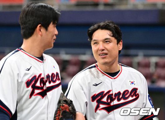 [OSEN=고척, 조은정 기자]류지현 감독이 이끄는 야구 대표팀이 7일 고척스카이돔에서 훈련을 진행했다.대표팀은 오는8일과 9일고척스카이돔에서 열리는 2025 K-베이스볼 시리즈 체코 대표팀과의 2경기를 시작으로15일과 16일 양일에 걸쳐 도쿄돔에서 일본 대표팀과 2경기를 치른다.야구 대표팀 조형우, 박동원이 대화를 나누고 있다. 2025.11.07 /cej@osen.co.kr