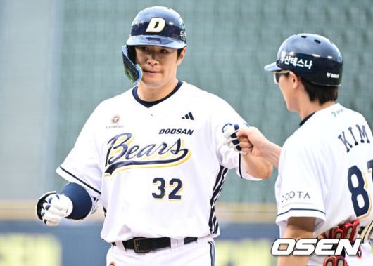 [OSEN=잠실, 조은정 기자]15일 서울 잠실야구장에서 2025 신한 SOL Bank KBO리그 두산 베어스와 키움 히어로즈의 경기가 열렸다.이날 홈팀 두산은 곽빈을, 원정팀 키움은 정현우를 선발 투수로 내세웠다.4회말 1사 3루 두산 김재환이 선취 적시타를 날린 뒤 기뻐하고 있다. 2025.06.15 /cej@osen.co.kr