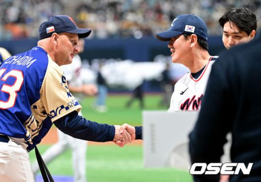 [OSEN=고척, 조은정 기자]8일 서울 구로구 고척스카이돔에서 ‘2025 NAVER K-BASEBALL SERIES’ 대한민국 야구 대표팀과 체코 야구 대표팀의 경기가 열렸다.한국은8일과 9일 2025 K-베이스볼 시리즈 체코 대표팀과의 2경기를 시작으로15일과 16일 양일에 걸쳐 도쿄돔에서 일본 대표팀과 2경기를 치른다.경기 전 체코 파벨 하딤 감독과 한국 류지현 감독이 악수를 나누고 있다. 2025.11.08 /cej@osen.co.kr