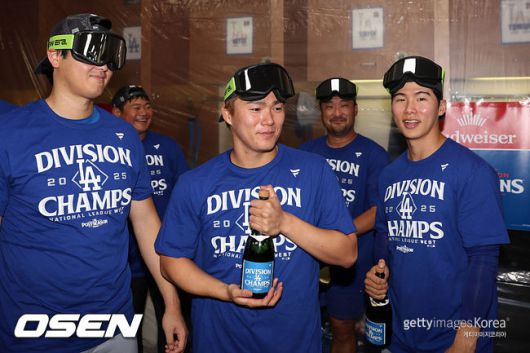 [사진] 다저스 야마모토(가운데)와 김혜성. ⓒGettyimages(무단전재 및 재배포 금지)