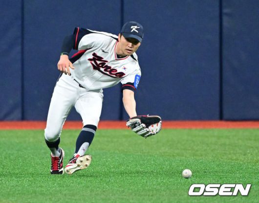 [OSEN=고척, 조은정 기자]류지현 감독이 이끄는 야구 대표팀이 7일 고척스카이돔에서 훈련을 진행했다.대표팀은 오는8일과 9일고척스카이돔에서 열리는 2025 K-베이스볼 시리즈 체코 대표팀과의 2경기를 시작으로15일과 16일 양일에 걸쳐 도쿄돔에서 일본 대표팀과 2경기를 치른다.야구 대표팀 박해민이 훈련을 하고 있다. 2025.11.07 /cej@osen.co.kr