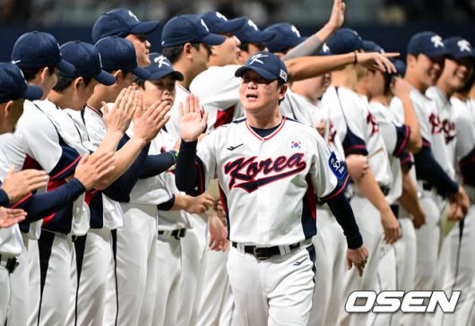 [OSEN=고척, 조은정 기자]8일 서울 구로구 고척스카이돔에서 ‘2025 NAVER K-BASEBALL SERIES’ 대한민국 야구 대표팀과 체코 야구 대표팀의 경기가 열렸다.한국은8일과 9일 2025 K-베이스볼 시리즈 체코 대표팀과의 2경기를 시작으로15일과 16일 양일에 걸쳐 도쿄돔에서 일본 대표팀과 2경기를 치른다.한국 류지현 감독이 입장하고 있다. 2025.11.08 /cej@osen.co.kr