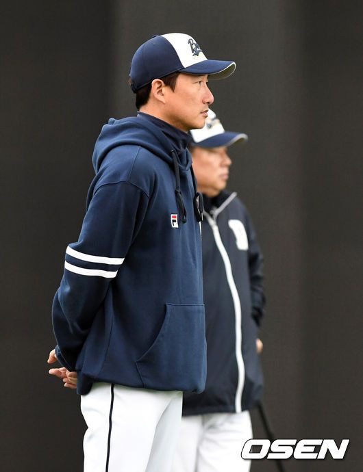 [OSEN=이천, 이대선 기자] 두산 베어스가 15일 경기 이천 두산베어스파크에서 스프링캠프를 열고 훈련을 진행했다.두산 정재훈 코치가 훈련 중인 선수들을 바라보고 있다. /sunday@osen.co.kr