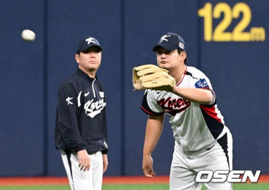 [OSEN=고척, 조은정 기자]류지현 감독이 이끄는 야구 대표팀이 4일 고척스카이돔에서 훈련을 진행했다.대표팀은 오는8일과 9일고척스카이돔에서 열리는 2025 K-베이스볼 시리즈 체코 대표팀과의 2경기를 시작으로15일과 16일 양일에 걸쳐 도쿄돔에서 일본 대표팀과 2경기를 치른다. 야구대표팀 김서현이 훈련을 하고 있다. 2025.11.04 /cej@osen.co.kr