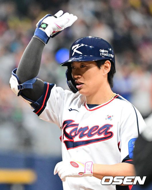 [OSEN=고척, 조은정 기자]8일 서울 구로구 고척스카이돔에서 ‘2025 NAVER K-BASEBALL SERIES’ 대한민국 야구 대표팀과 체코 야구 대표팀의 경기가 열렸다.1회말 1사 3루 한국 송성문이 선제 적시타를 날린 뒤 기뻐하고 있다. 2025.11.08 /cej@osen.co.kr