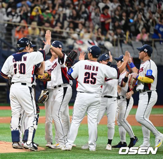 [OSEN=고척, 조은정 기자]류지현 감독이 이끄는 한국 대표팀이 체코 대표팀과 평가전에서 승리했다.한국 대표팀은 8일 서울 고척스카이돔에서 열린 ‘2025 NAVER K-BASEBALL SERIES’ 체코와 평가전에서 철벽 마운드를 앞세워 3-0으로 승리했다. 대표팀 영건 마운드는 탈삼진 17개를 잡아내며 3피안타 완봉승을 합작했다.대한민국이 승리를 기뻐하고 있다. 2025.11.08 /cej@osen.co.kr