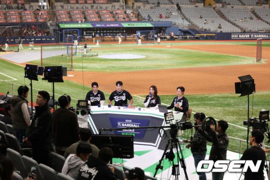[OSEN=고척, 조은정 기자]8일 서울 구로구 고척스카이돔에서 ‘2025 NAVER K-BASEBALL SERIES’ 대한민국 야구 대표팀과 체코 야구 대표팀의 경기가 열린다.샌프란시스코 자이언츠 이정후, 애틀랜타 브레이브스에서 FA가 된 김하성이 KBO LIVE를 진행하고 있다. 2025.11.08 /cej@osen.co.kr