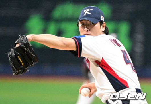 [OSEN=고척, 조은정 기자]8일 서울 구로구 고척스카이돔에서 ‘2025 NAVER K-BASEBALL SERIES’ 대한민국 야구 대표팀과 체코 야구 대표팀의 경기가 열렸다.한국은8일과 9일 2025 K-베이스볼 시리즈 체코 대표팀과의 2경기를 시작으로15일과 16일 양일에 걸쳐 도쿄돔에서 일본 대표팀과 2경기를 치른다.1회초 한국 선발 곽빈이 역투하고 있다. 2025.11.08 /cej@osen.co.kr