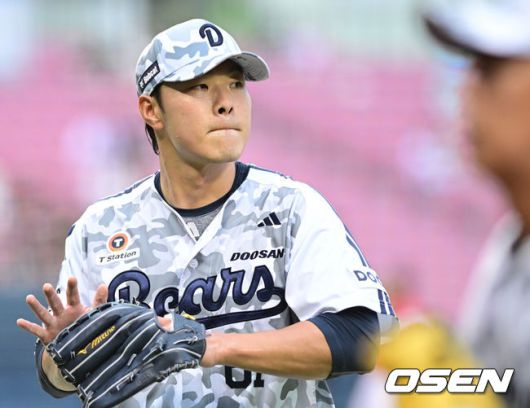 [OSEN=잠실, 최규한 기자] 24일 서울 잠실야구장에서 ‘2025 신한 SOL Bank KBO리그’ 두산 베어스와 SSG 랜더스의 경기가 열렸다.홈팀 두산은 최원준, 방문팀 SSG은 미치 화이트를 선발로 내세웠다.2회초 SSG 공격을 무실점으로 막아낸 두산 선발 최원준이 더그아웃으로 향하고 있다. 2025.06.24 / dreamer@osen.co.kr