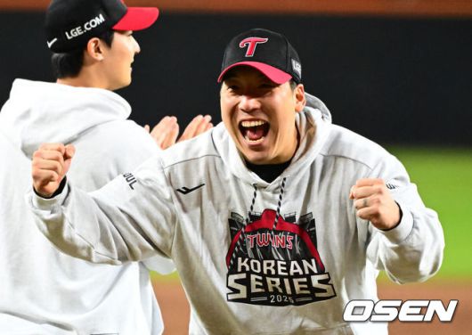 [OSEN=대전, 지형준 기자] 프로야구 LG 트윈스가 9회에만 6점을 올리는 극적인 역전승을 거뒀다. LG는 30일 대전 한화생명볼파크에서 열린 2025 신한 SOL뱅크 KBO 한국시리즈 4차전 한화 이글스와의 경기에서 7-4로 승리했다. 이날 승리로 LG는 시리즈 전적 3승 1패를 선점했다. 한국시리즈 우승까지는 단 1승이 남았다.경기를 마치고 LG 김현수가 포효하고 있다. 2025.10.30 /jpnews@osen.co.kr