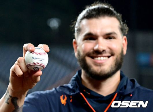 [OSEN=대전, 최규한 기자] 프로야구 한화 이글스 투수 코디 폰세가 KBO리그 역대 단일 시즌 최다 228탈삼진 신기록을 세웠다. 불펜 난조로 폰세의 승리는날아갔지만경기는 한화가 끝내기로 이겼다.한화는 3일 대전 한화생명볼파크에서 치러진 2025 신한 SOL Bank KBO리그 NC 다이노스와의 홈경기를 6-5 끝내기 승리로 장식했다.폰세가 6이닝 8탈삼진 3실점으로 막고 KBO리그 역대 단일 시즌 최다 228탈삼진 기록을 세운 가운데 연장 10회말 황영묵의 끝내기가 터졌다.이번 시즌 228탈삼진 기록을 세운 한화 코디 폰세가 기념구를 들고 포즈를 취하고 있다. 2025.09.03 / dreamer@osen.co.kr