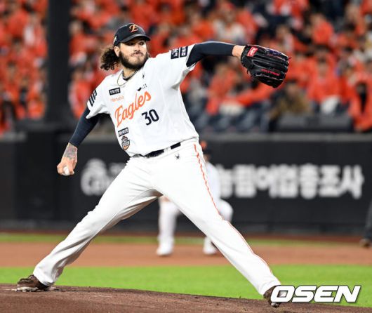 [OSEN=대전, 손용호 기자] 24일 오후 대전 한화생명볼파크에서 2025 신한 SOL Bank KBO리그 포스트시즌 플레이오프 5차전 한화 이글스와 삼성 라이온즈의 경기가 열렸다.한화는 코디 폰세, 삼성은 최원태를 선발 투수로 내세웠다.1회초 마운드에 오른 폰세가 공을 뿌리고 있다. 2025.10.24 /spjj@osen.co.kr