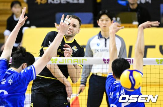 [OSEN=의정부, 조은정 기자]11일 오후 경기도 의정부시 경민대학교 체육관에서 진에어 2025-2026 V-리그’ 남자부 의정부 KB손해보험과 수원 한국전력의 경기가 열렸다. 현재 KB손해보험은(3승 2패)은 승점 10점으로 3위, 한국전력(2승 3패)은 승점 5점으로 6위를 기록 중이다.2세트 KB손해보험 비예나가 공격을 하고 있다. 2025.11.11 /cej@osen.co.kr