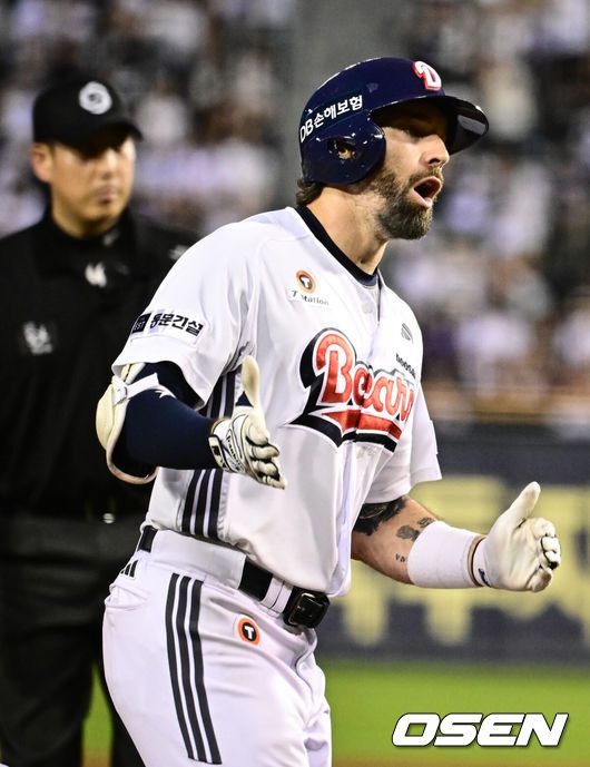 [OSEN=잠실, 조은정 기자]28일 오후 서울 잠실구장에서 ‘2025 신한 SOL Bank KBO리그’ 두산 베어스와 삼성 라이온즈의 경기가 열렸다.두산은 최민석, 삼성은 최원태를 선발로 내세웠다.2회말 2사 1루 두산 케이브가 투런 홈런을 날린 뒤 베이스를 돌고 있다. 2025.08.28 /cej@osen.co.kr