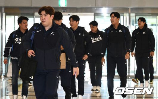 [OSEN=김포공항, 조은정 기자]류지현 감독이 이끄는 대한민국 야구 대표팀이 12일 김포국제공항을 통해 일본 도쿄로 출국했다.대표팀은 오는 15~16일 양일에 걸쳐 도쿄돔에서 일본 대표팀과 평가전 2경기를 치른다.이로운을 비롯한 대표팀이 출국장으로 향하고 있다. 2025.11.12 /cej@osen.co.kr