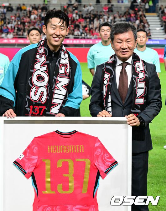 [OSEN=서울월드컵경기장, 조은정 기자]한국 축구가 안방에서 '남미 강호' 파라과이를 물리치며 사상 최초의 2026 국제축구연맹(FIFA) 북중미 월드컵 포트 2 확보에 청신호를 켰다.한국 축구대표팀은 14일 오후 8시서울월드컵경기장에서 열린 A매치친선 경기에서 파라과이를 2-0으로 제압했다. 지난 10일 일본 원정에서 2-2로 비기고 온 파라과이는 한국에 덜미를 잡히며 10월 아시아 투어를 1무 1패로 마감하게 됐다.손흥민이 A매치 최다 출장 기념 유니폼을 들고 대한축구협회 정몽규 회장과 포즈를 취하고 있다. 2025.10.14 /cej@osen.co.kr