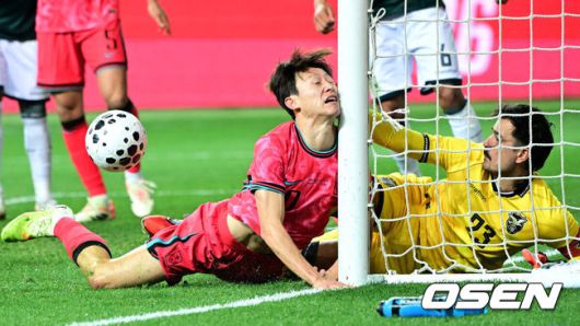 [OSEN=대전, 최규한 기자] 14일 오후 대전월드컵경기장에서 대한민국과 볼리비아의 축구 국가대표팀 평가전이 열렸다.홍명보호는 내년 6월 열리는 2026 국제축구협회(FIFA) 북중미월드컵을 앞두고 월드컵 남미 예선에서 7위를 거두며 플레이오프에 진출한볼리비아를 상대로 본선에서의 경쟁력을 시험할 기회를 갖는다.전반 한국 이재성이 헤더슛을 시도하다 골대에 부딪치고 있다. 2025.11.14 / dreamer@osen.co.kr