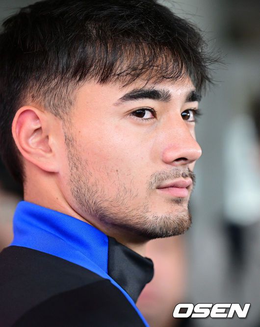 [OSEN=고양, 최규한 기자] 홍명보 감독이 이끄는 대한민국 축구 국가대표팀이 7일 오후 경기도 고양종합운동장 보조경기장에서 오는 10일 브라질과의 평가전을 앞두고 오픈트레이닝을 진행했다.한국 축구대표팀과 브라질은 오는 10일 서울월드컵경기장에서 친선경기를 갖는다.훈련을 앞두고 A대표팀 옌스 카스트로프가 취재진과 인터뷰를 하고 있다. 2025.10.07 / dreamer@osen.co.kr