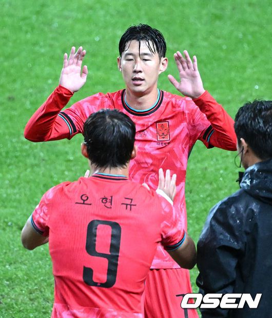 [OSEN=서울월드컵경기장, 이대선 기자] 홍명보 감독이 이끄는 대한민국 대표팀은 10일 오후 서울월드컵경기장에서 '세계 최강' 브라질과 A매치 평가전을 가졌다.한국이 브라질을 상대로 마지막으로 웃은 건 1999년 3월 28일이었다. 당시 잠실에서 열린 친선경기에서 김도훈의 결승골로 1-0 승리를 거뒀다. 다만, 그 승리가 마지막이었다. 한국은 브라질을 상대로 1승 1무 8패에 그쳤다. 브라질과의 이번 경기는 단순한 친선전이 아닌, 2026 북중미 월드컵을 향한 본격적인 시험대다.후반 한국 손흥민이 오현규와 교체되고 있다. 2025.10.10 /sunday@osen.co.kr