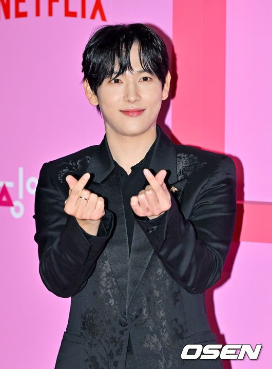 [OSEN=박준형 기자] 9일 오후 서울 중구 동대문디자인플라자(DDP)에서 넷플릭스 오리지널 시리즈 '오징어 게임' 시즌2 월드 프리미어 이벤가 진행됐다.배우 이정재, 이병헌, 임시완, 강하늘, 위하준, 박규영, 이진욱, 박성훈, 양동근, 강애심, 이서환, 조유리가 출연하는 ‘오징어 게임’ 시즌2는 복수를 다짐하고 다시 돌아와 게임에 참가하는 기훈(이정재)과 그를 맞이하는 프론트맨(이병헌)의 치열한 대결, 그리고 다시 시작되는 진짜 게임을 담은 이야기로 12월 26일 공개된다.핑크카펫에서 배우 임시완이 포즈를 취하고 있다 2024.12.09 / soul1014@osen.co.kr