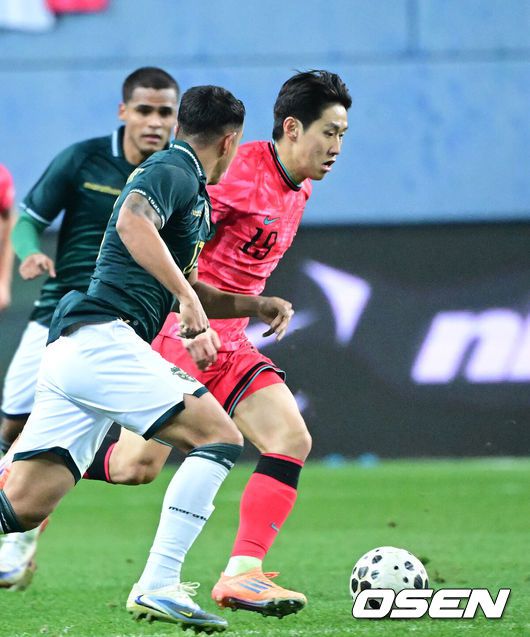 [OSEN=대전, 최규한 기자] 14일 오후 대전월드컵경기장에서 대한민국과 볼리비아의 축구 국가대표팀 평가전이 열렸다.홍명보호는 내년 6월 열리는 2026 국제축구협회(FIFA) 북중미월드컵을 앞두고 월드컵 남미 예선에서 7위를 거두며 플레이오프에 진출한볼리비아를 상대로 본선에서의 경쟁력을 시험할 기회를 갖는다.전반 한국 이강인이 돌파를 펼치고 있다. 2025.11.14 / dreamer@osen.co.kr