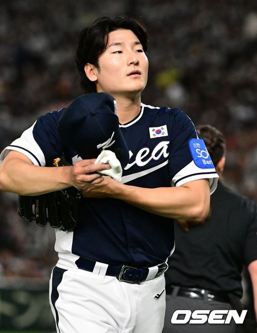 [OSEN=도쿄(일본), 조은정 기자]15일 일본 도쿄돔에서 ‘2025 NAVER K-BASEBALL SERIES’ 대한민국과 일본의 1차전 경기가 열렸다.한국은 곽빈, 일본은 소타니 류헤이를 선발투수로 내세웠다.1회말 수비를 마치고 대한민국 곽빈이 더그아웃으로 향하고 있다. 2025.11.15. /cej@osen.co.kr