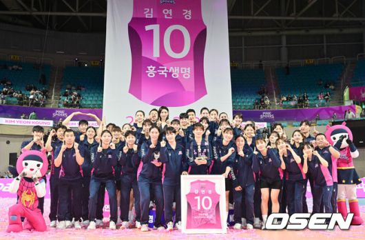 [OSEN=인천, 박준형 기자] '디펜딩 챔피언'흥국생명이 정관장을 상대 시즌 개막전을 승리로 장식했다.요시하라 토모코 감독이 이끄는 흥국생명은 18일 인천삼산체육관에서 열린 진에어 2025~2026 프로배구 V리그 여자부 개막전 홈경기에서 정관장을 3-1(26-24, 25-16, 18-25, 25-19)로 제압했다. 은퇴식에서 김연경이 흥국생명 후배들과 포즈를 취하고 있다.    2025.10.18 / soul1014@osen.co.kr