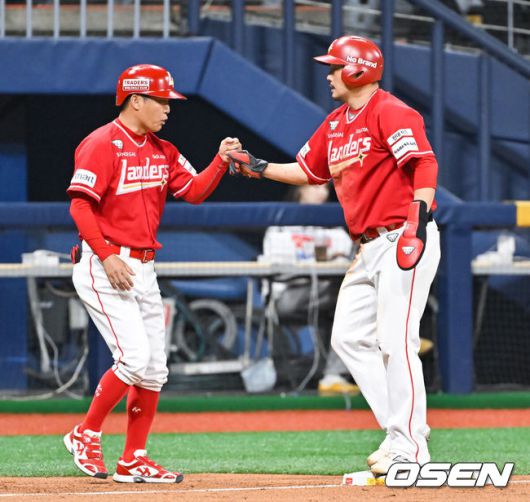 [OSEN=고척, 박준형 기자]  31일 오후 서울 고척스카이돔에서 ‘2024 신한 SOL BANK KBO리그’ 키움 히어로즈와 SSG 랜더스의 경기가 진행됐다. 이날 키움은 김인범을, SSG는 오원석을 선발투수로 내세웠다.3회초 1사 1루 SSG 고명준의 안타때 1루 주자 이지영이 3루 도착후 조동화 코치와 하이파이브를 하고 있다.  2024.05.31 / soul1014@osen.co.kr