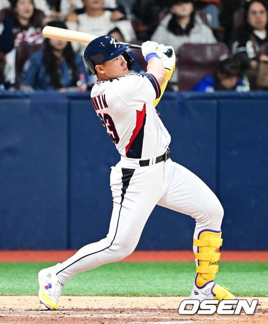 [OSEN=고척, 조은정 기자]8일 서울 구로구 고척스카이돔에서 ‘2025 NAVER K-BASEBALL SERIES’ 대한민국 야구 대표팀과 체코 야구 대표팀의 경기가 열렸다.한국은8일과 9일 2025 K-베이스볼 시리즈 체코 대표팀과의 2경기를 시작으로15일과 16일 양일에 걸쳐 도쿄돔에서 일본 대표팀과 2경기를 치른다.3회말 1사 한국 안현민이 안타를 날리고 있다. 2025.11.08 /cej@osen.co.kr