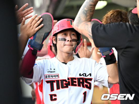 [OSEN=광주, 이대선 기자] 17일 오후 광주-기아 챔피언스필드에서 2025 신한 SOL Bank KBO리그 KIA 타이거즈와 KT 위즈의 경기가 열렸다.KIA는 김도현, KT는 헤이수스를 선발 투수로 내세웠다.1회말 2사 만루에서 KIA 김호령의 우월 3타점 적시타 때 홈을 밟은 3루주자 박찬호가 더그아웃에서 환호하고 있다. 2025.06.17 /sunday@osen.co.kr